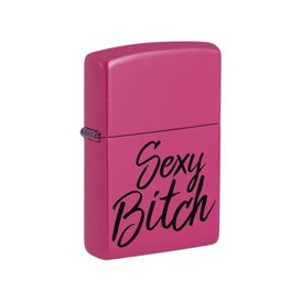Zippo lighter i farven lyserød med tekst, Sexy Bitch set i vinkel