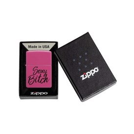 Zippo lighter i farven lyserød med tekst, Sexy Bitch set i gaveæske